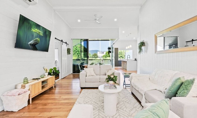 Bungalow Apartment | Escape to The Loft- Elegant Urban Retreat with Coastal Charm – Spacious & Stylish Loft