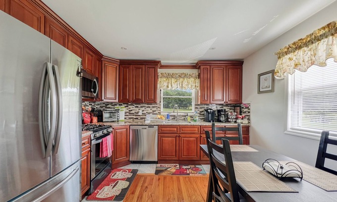 East Meredith House | Escape to Tranquil Bliss Charming Two-Bedroom Country House Urban Comforts