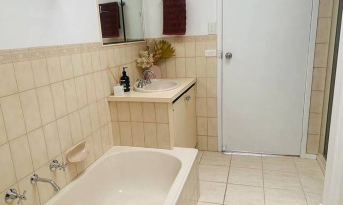 Portarlington House | Esplanade bay views - 5 min walk to ferry, main street & beach