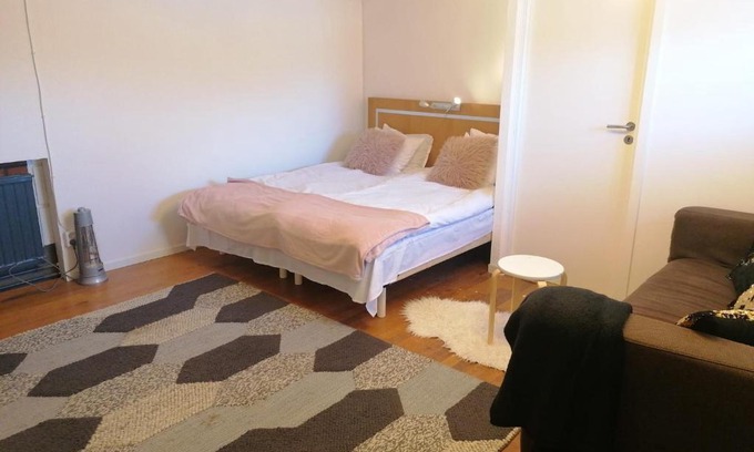 Marieberg Apartment | Ett rums lägenhet med egen ingång, parkering