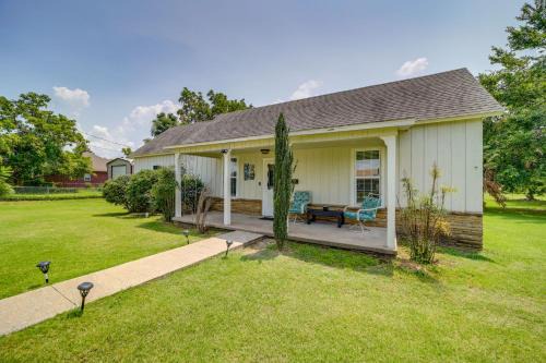 Eufaula House | Eufaula Getaway with Patio, Walk to Beach and Marina!
