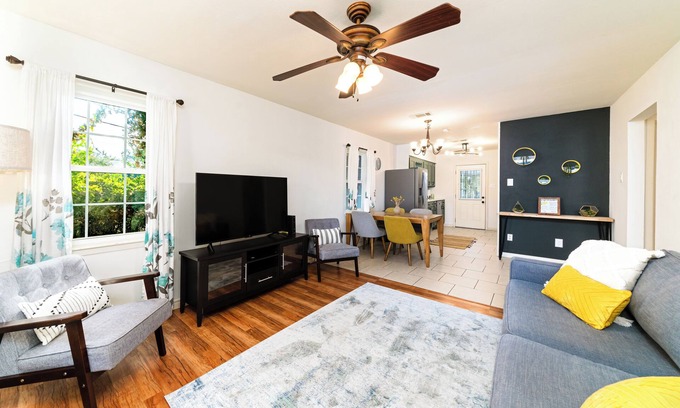 Greater Heights House | EV charger & desk+monitor! 2-1 in the Heights. FULLY fenced in. 5 min to d-town