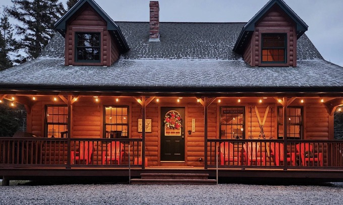 Rangeley Cabin | Evergreen Lodge - Rangeley cabin with 3 bedrooms and loft in prime location.