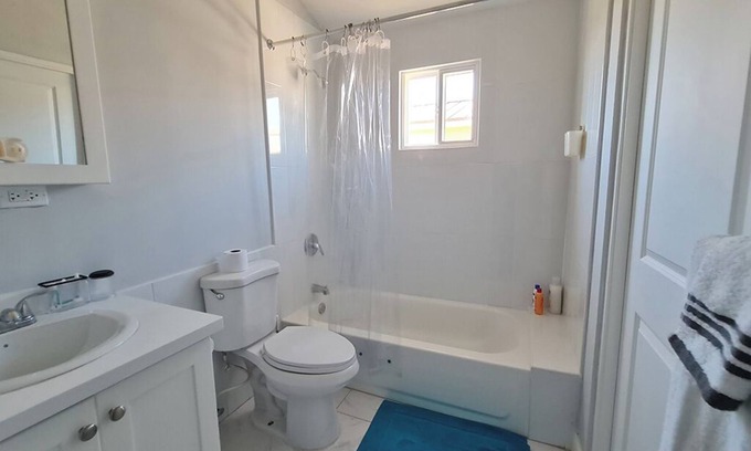 Old Harbour House | Evertonbnb448 - Charming 2-bedroom house in Old Harbour with WiFi, AC