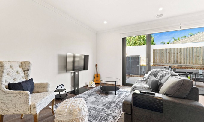 Carrum Downs House | "Everything is Grey" 4-bedroom townhouse with all you need for a perfect stay.