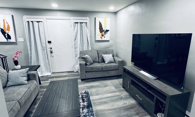 Upper Darby House | Exactly where you need to be. Well-furnished, well-lit and tastefully decorated.