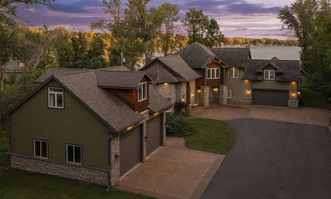 Rush City House | Exceptional Getaway for Family & Friends