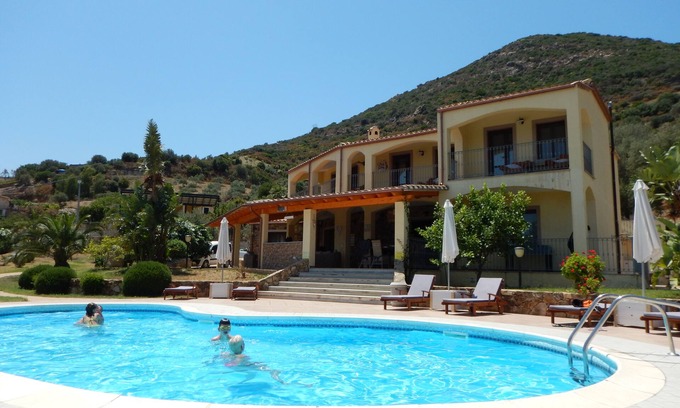 Tertenia Villa | Exceptional villa: 400 m² for 15 people, with pool