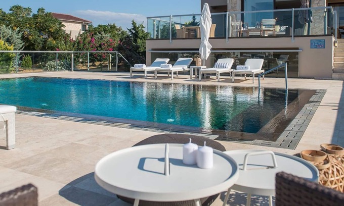 Chorafakia Villa | Exceptional villa with pool on the seafront