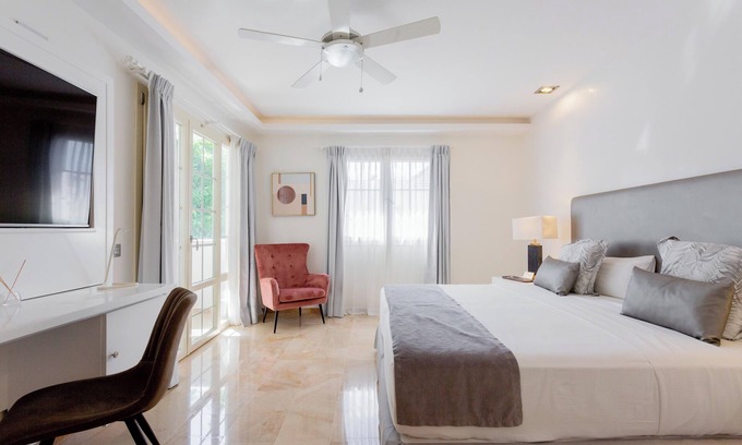 El Cortecito House | Exclusive 10BR Retreat – Rooftop, Chef + Daily Cleaning – 1min walk to Beach