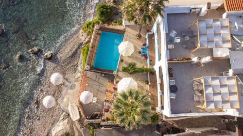 Linoperamata Apartment | Exclusive Seaside Retreat with Shared Pool & Private Beach Access