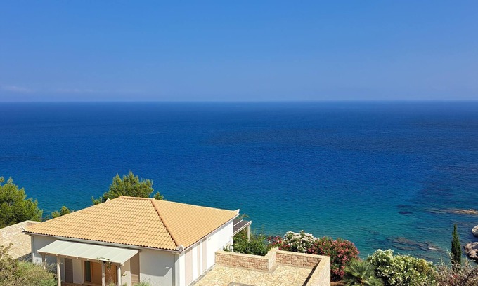 Vasilitsion House | Exclusive villa directly overlooking the sea with spectacular sea views