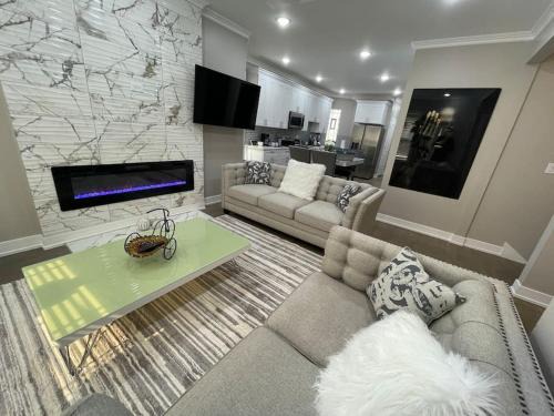 Greater Grand Crossing Apartment | Exec Lux home wth 3 Level,6 Bdrms/3bth & 2 Kitchen