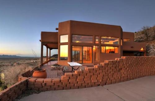 Mesilla Park Villa | Executive Home in Soledad Canyon with amazing views