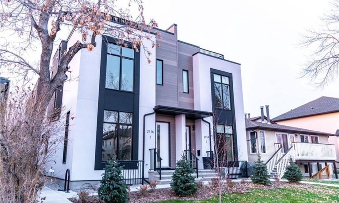 West Hillhurst House | Executive home, Rooftop Deck, close to Foothills Med Ctr, Kensington Plaza & DT