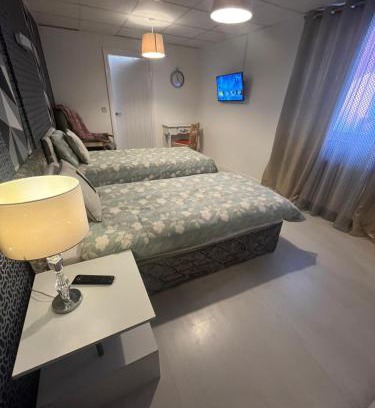 Cribbs Causeway Apartment | Executive Room 3 Near Southmead Hospital on suite bathroom