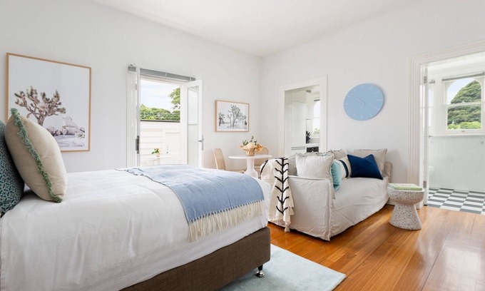 Lewisham Apartment | Executive Studio With Patio Near Trains