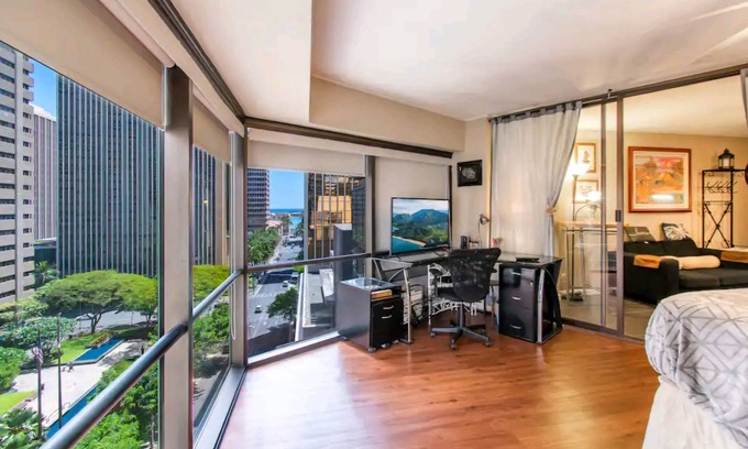 Downtown Honolulu House | ExecutiveUnit ocean view-freeWIFI heated Olympic size pool-jacuzzi-heart of town