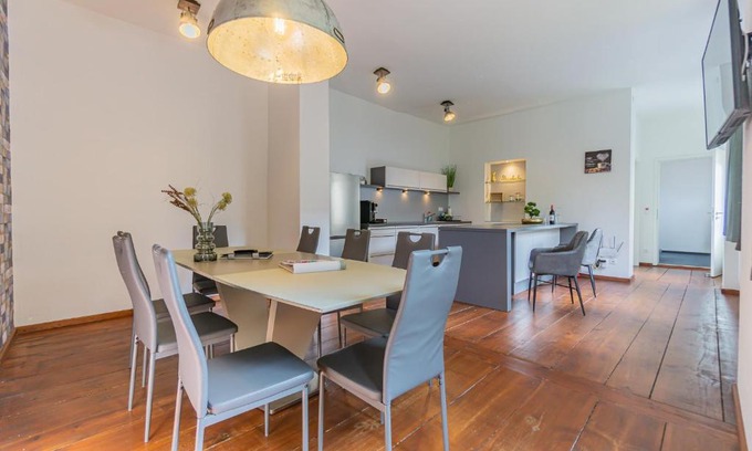 Cottbus House | Exklusive Stadtvilla-190qm- Parkplatz- 3Schlafzimmer- 2 Bäder- Netflix- Waschmaschine- 4 Etagen-nähe Theater