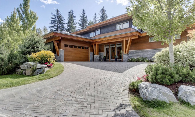 Whistler House | Expansive 3BR, 4BA Home with H/T & Double Garage on Nicklaus North Golf Course