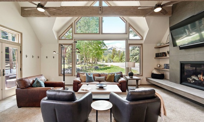 Warrior's Mark West House | ⭐️ Expansive Home w/Hot Tub, Stunning Views, Family&Pet Friendly FreeWntrShuttle