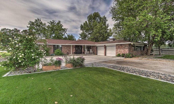 Tri-Cities House | Expansive Pasco Escape with Sauna Pets Welcome