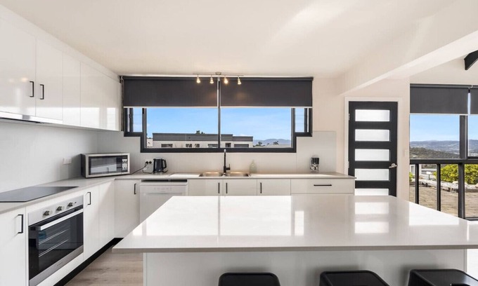 Claremont House | Expansive River-View Oasis