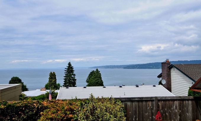 North Beach/Blue Ridge Apartment | Expansive Views of Puget Sound close to Ballard