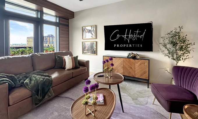 Deep Ellum Apartment | Experience Deep Ellum - Elevated FREE Parking Walk to The Factory