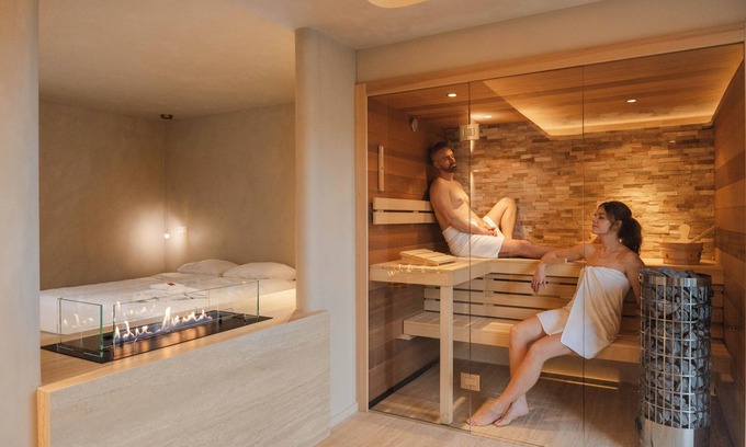 Zolder House | Experience luxury and relaxation in the Wellness Suite, featuring a sauna, jacuzzi, and a serene forest-edge location.