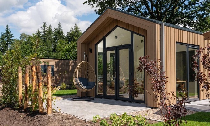 Lieren House | Experience luxury and nature in the Tiny Lodge in the Veluwe! Single-story with 2 bedrooms, a fully equipped kitchen, air conditioning, and a private hot tub in the garden.