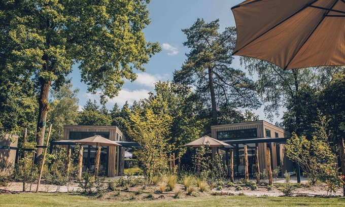Lieren House | Experience luxury and nature in the Reeëndal Lodge on the Veluwe! With 1 bedroom and 1 sleeping loft and a fully equipped kitchen and air conditioning.