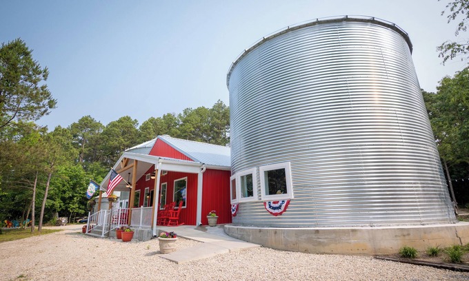 Mount Sterling Bed & Breakfast | Experience Midwest at Hermann Grain Bins BNB and Retreat Center sleeps 16