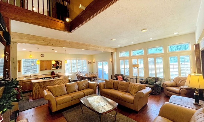 Sun Valley House | Experience Sun Valley │ Après-Ski Hot Tub on Golf Course │ Over 160+ 5☆ Reviews!