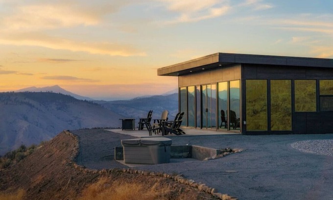 Orondo Villa | Experience the feeling of being on top of the world in this breathtaking retreat