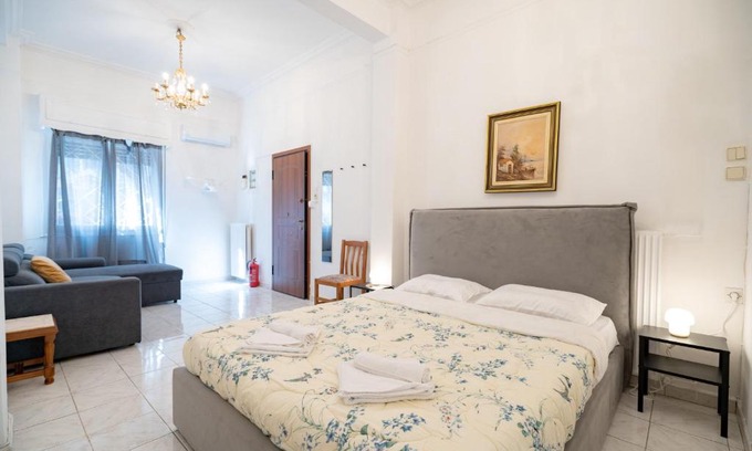 Vyronas Apartment | Explore Athens from a Vibrant Neighbourhood Apt
