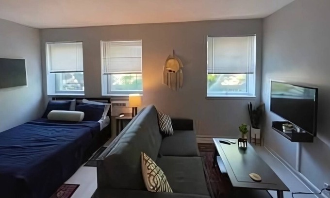 West Ridge Apartment | Explore Northside from Modern Studio Apartment near Dining and Shops + Laundry