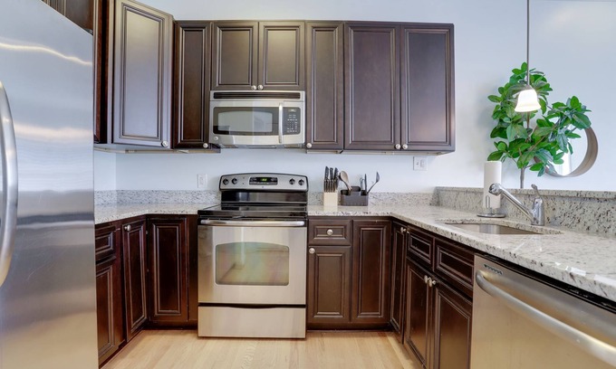 Old Town West Apartment | Exquisite 1 BR Apartment at Alexandria