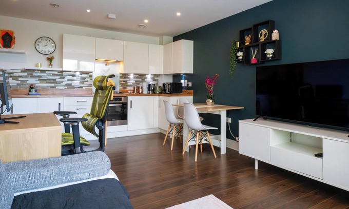 Elmbridge Apartment | Exquisite 2-Bedroom Haven Near Heathrow Airport