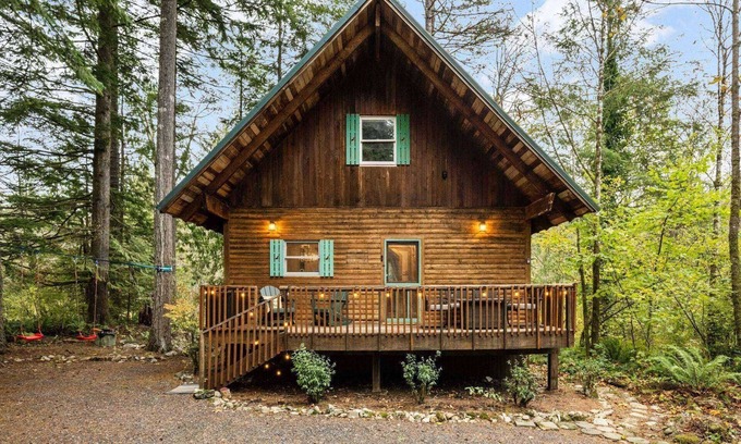 Washougal House | Exquisite and Comfy Riverside Retreat, Huge Deck, Two Fire-Tables, BBQ, New Décor and Furnishing