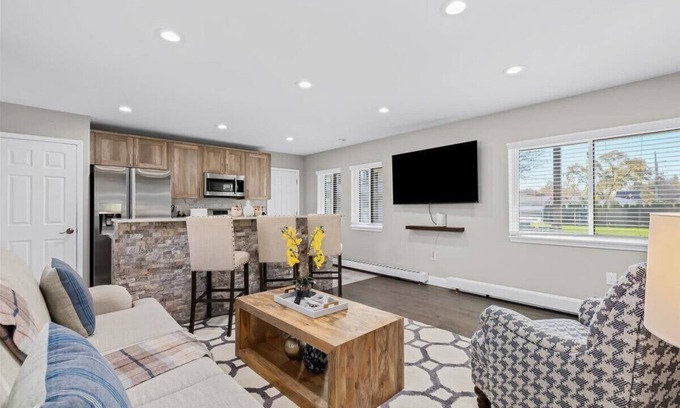 Royal Oak Apartment | Exquisite Apt near Beaumont