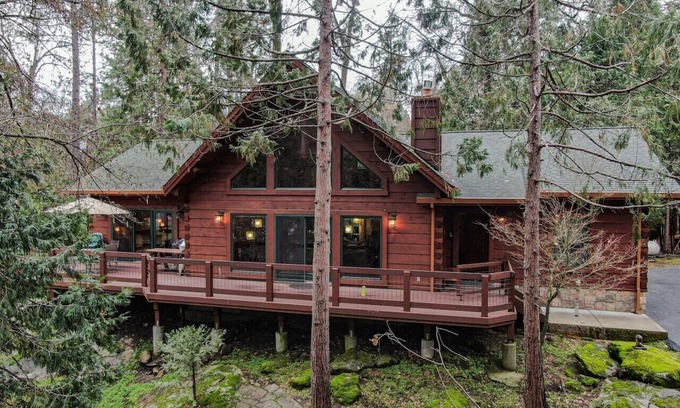 Mono Vista Cabin | Exquisite Custom Log Cabin in the Pines