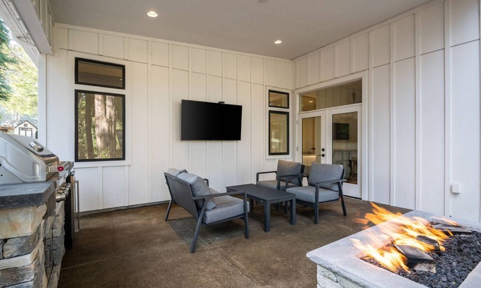 Stafford - Tualatin Valley House | Exquisite Forested Retreat, Pet Friendly, Huge Patio w/Fire-Table and TV, Steps From Dockside