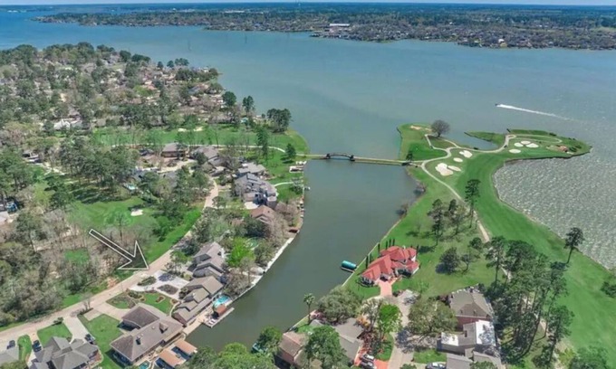 Walden on Lake Conroe House | Exquisite Lake Front House w/Pool & Private Dock