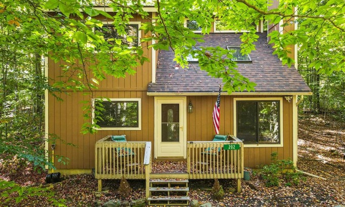 Pocono Pines House | Eyota Escape
