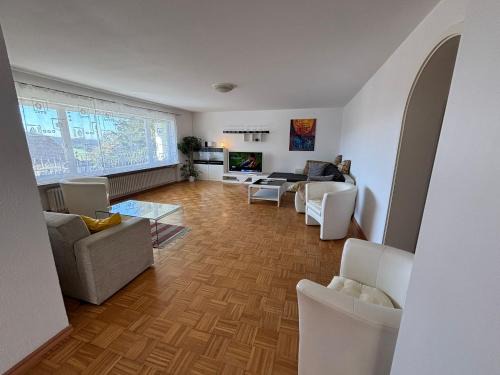 Bad Duerrheim Apartment | Für Handwerker und Gruppen- große Ferienwohnung mit Balkon und Terrasse