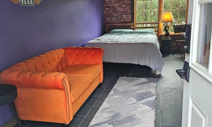 Barrington Apartment | F.R.I.E.N.D.S inspired studio in beautiful Barrington with WiFi, AC