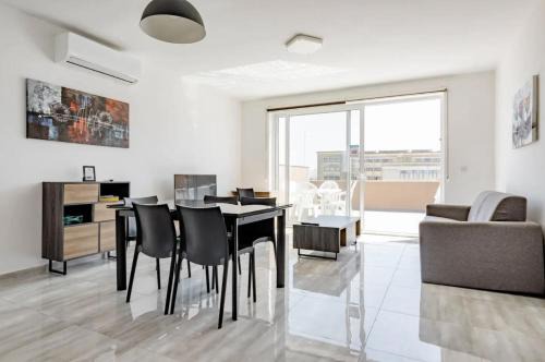 Msida House | F12 Room 1, Private Room two single beds shared bathroom in shared Flat