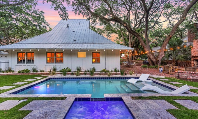 East Beach Cottage | FAB East Beach Cottage, Pets, Pool & Spa; 30 Sec to the BEACH! 6 seat golf cart!