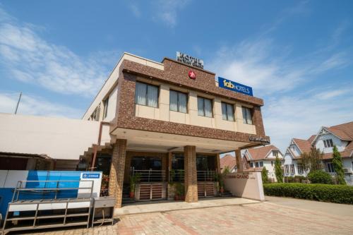 Lucknow Hotel | FabExpress Elysian Grand - 3 kms from Chaudhary Charan Singh International Airport Lucknow